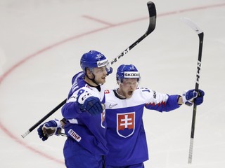 Erik Černák a Michal Krištof oslavujú gól v zápase USA - Slovensko na MS v hokeji 2019.