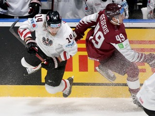Patrick Peter (Vľavo) v súboji s Lotyšom Gegerisom v zápase medzi Rakúskom a Lotyšskom na MS v hokeji 2019. 