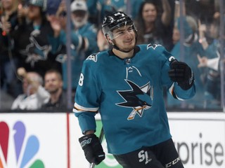 Timo Meier oslavuje gól v zápase proti St. Louis Blues.