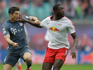 Robert Lewandowski (vľavo) v súboji s Ibrahimom Konatem.