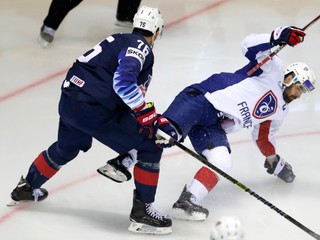 Američan Brady Skjei a Francúz Damien Fleury v súboji v zápase USA - Francúzsko na MS v hokeji 2019.