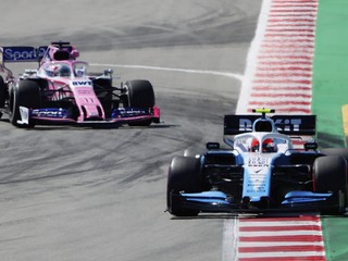 Robert Kubica (vpravo) a Sergio Perez počas tréningu na Veľkú cenu Španielska - ilustračná fotografia.