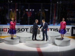 René Fasel (vľavo) so šéfom SZĽH Martinom Kohútom počas otváracieho ceremoniálu na MS v hokeji 2019.