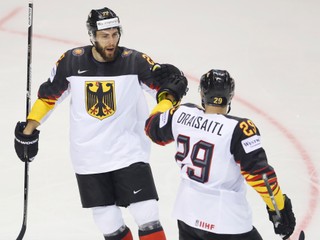 Nemeckí hokejisti sa tešia v zápase Dánsko - Nemecko na MS v hokeji 2019.