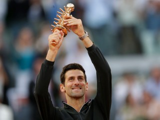 Novak Djokovič oslavuje triumf na turnaji ATP Masters v Madride.