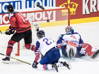 Kanaďan Kyle Turris strieľa gól v zápase Veľká Británia - Kanada na MS v hokeji 2019.