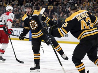 Hokejisti Bostonu Bruins po strelení gólu.
