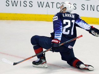 Dylan Larkin oslavuje rozhodujúci gól v predĺžení v zápase USA - Fínsko na MS v hokeji 2019.