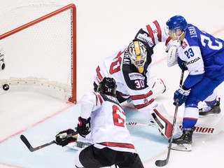 Adam Liška (vpravo) strieľa svoj druhý gól v zápase Slovensko - Kanada na MS v hokeji 2019.
