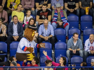 Medveď Macejko je na MS v hokeji 2019 veľmi obľúbený.
