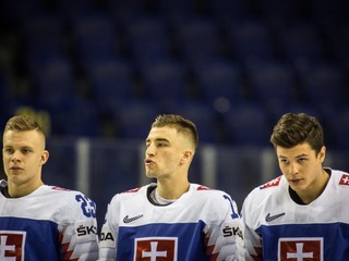 Adam Liška, Róbert Lantoši a Patrik Koch počas tímového fotenia na MS v hokeji 2019.