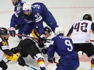 Francúz Tim Bozon a Nemec Patrick Hager v ostrom súboji zápaasu Francúzsko - Nemecko na MS 2019.