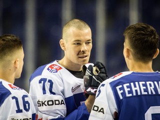 Marek Ďaloga (uprostred) počas tímového fotenia na MS v hokeji 2019.