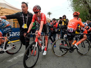 Dumoulin odstúpil z Giro d'Italia, zranil sa pri hromadnom páde