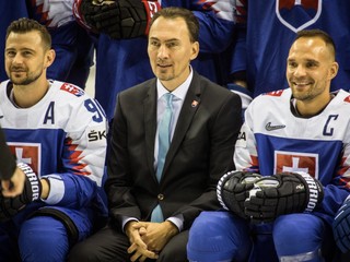 Miroslav Šatan (v strede) počas MS v hokeji 2019. Vľavo Tomáš Tatar, vpravo Andrej Sekera.