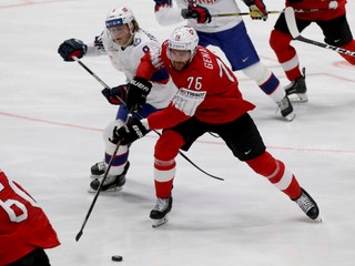 Mathias Trettenes (vľavo) a Joel Genazzi v zápase Švajčiarsko - Nórsko na MS v hokeji 2019.