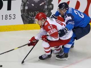 Juhani Tyrvainen a Oliver Larsen v súboji počas zápasu Fínsko - Dánsko na MS v hokeji 2019.