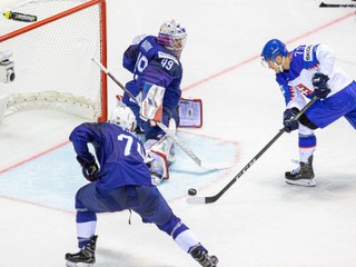 Libor Hudáček strieľa gól v zápase Slovensko - Francúzsko na MS v hokeji 2019.