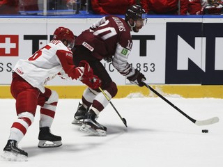 Nikita Kučerov (vľavo) bráni Laurisa Daržinsa v zápase Lotyšsko - Rusko na MS v hokeji 2019.
