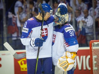 Denis Godla a Erik Černák po zápase Slovensko - Veľká Británia na MS v hokeji 2019.