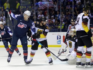 Momentka zo zápasu Nemecko - USA na MS v hokeji 2019, James van Riemsdyk sa raduje z gólu.
