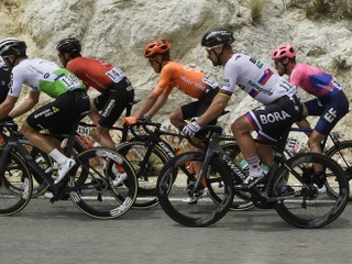 Peter Sagan (druhý sprava) z tímu Bora-Hansgrohe v záverečnej siedmej etape pretekov Okolo Kalifornie na trati zo Santa Clarity do Pasadeny v noci na 19. mája 2019.