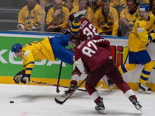 Momentka zo zápasu Švédsko - Lotyšsko na MS v hokeji 2019.