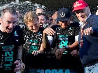 Niki Lauda (vpravo) oslavuje s tímom Mercedes triumf na okruhu v Soči 12. októbra 2014.