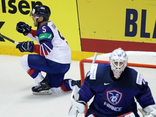 Ben Davies (vľavo) oslavuje rozhodujúci gól v zápase Francúzsko - Veľká Británia na MS v hokeji 2019.