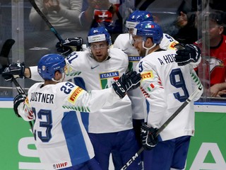 Hokejisti Talianska oslavujú víťazstvo v zápase Rakúsko - Taliansko na MS v hokeji 2019.
