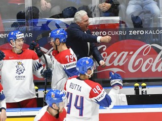 Tréner Miloš Říha so svojimi hráčmi sa teší z gólu v zápase základnej B-skupiny Česko - Švajčiarsko na MS v hokeji 2019.