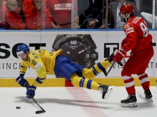 Marcus Pettersson (vľavo) a Nikita Kučerov v zápase Švédsko - Rusko na MS v hokeji 2019.