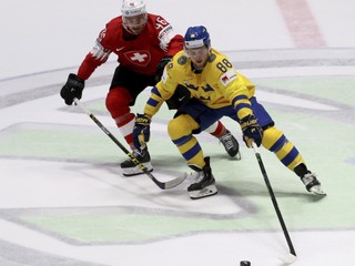 William Nylander (vpravo) v zápase Švédsko - Švajčiarsko na MS v hokeji 2019.