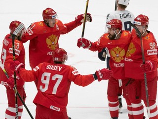 Radosť hráčov Ruska po strelení druhého gólu v zápase štvrťfinále Rusko - USA na MS v hokeji 2019.