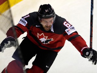 Mark Stone oslavuje víťazný gól v zápase Kanada - Švajčiarsko na MS v hokeji 2019.