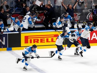 Radosť Fínov po víťazstve v semifinále nad Ruskom na MS v hokeji 2019.