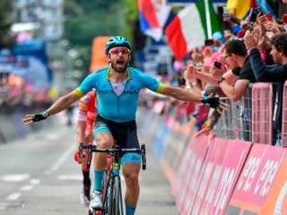 Taliansky cyklista Dario Cataldo oslavuje v cieli víťazstvo 15.etapy cyklistických pretekov Giro d'Italia na trati dlhej 232 km, z Ivrey do Coma 26. mája 2019.