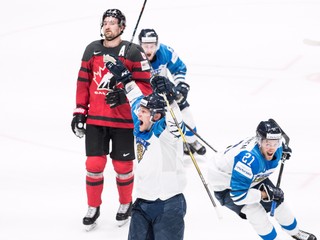 Harri Pesonen (v popredí) oslavuje tretí gól Fínska vo finálovom zápase Kanada - Fínsko na MS v hokeji 2019.
