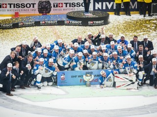 Fínski hráči oslavujú triumf na šampionáte.
