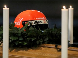 Helma Nikiho Laudu položená na jeho rakve počas poslednej rozlúčky.