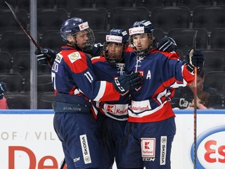 Hráči tímu do 18 rokov  sa tešia z gólu v zápase Hlinka Gretzky Cupu. 