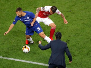 Tréner Arsenalu Unai Emery sleduje súboj Edena Hazarda s Lucasom Torreirom.