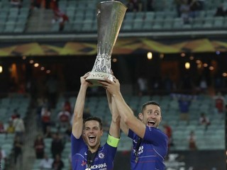 Cesar Azpilicueta a Gary Cahill s trofejou Európskej ligy.