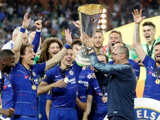 Tréner Chelsea Maurizio Sarri s trofejou.