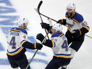 Carl Gunnarsson (vľavo) oslavuje víťazný gól v druhom zápase finále NHL na ľade Bostonu Bruins.