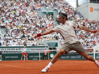 Roger Federer odvracia loptičku Nórovi Casperovi Ruudovi v 3. kole grandslamového tenisového turnaja Roland Garros v Paríži 31. mája 2019.
