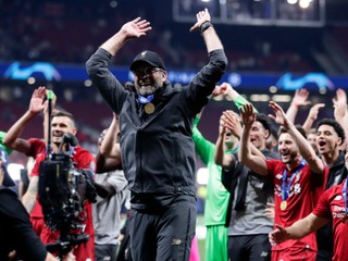 Tréner a futbalisti Liverpoolu oslavujú po zisku trofeje šampiónov v Lige majstrov.
