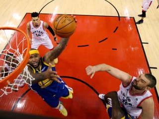 Pod triumf obhajcu sa 25 bodmi podpísal Klay Thompson.