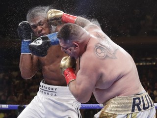 Andy Ruiz zasahuje Anthonyho Joshuu.