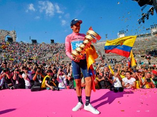 Richard Carapaz oslavuje triumf na Giro d'Italia 2019.